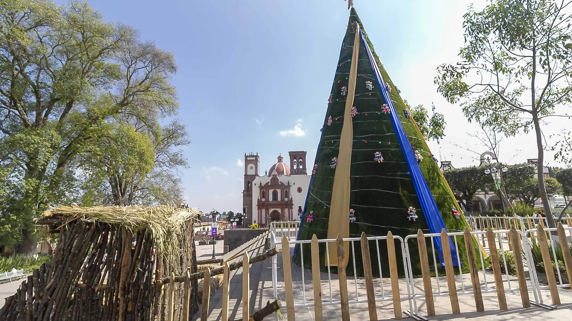 Este sábado se espera el arribo de cientos de familias para el encendido del árbol navideño, el cual esta vestido de muñecas otomíes.